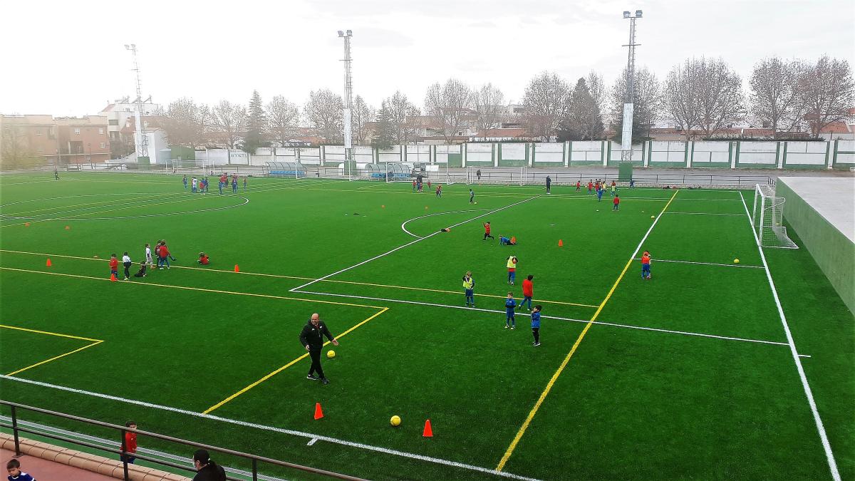 El equipo de gobierno y el PP visitan el campo de césped artificial del polideportivo