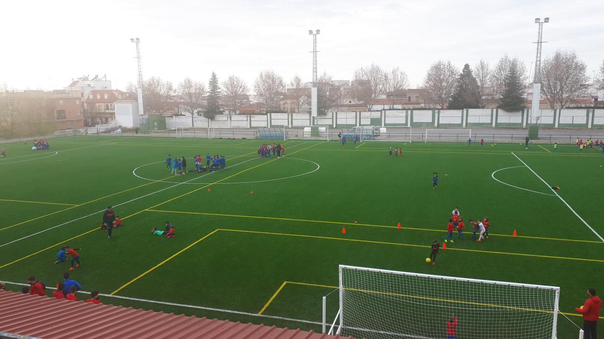 El equipo de gobierno y el PP visitan el campo de césped artificial del polideportivo