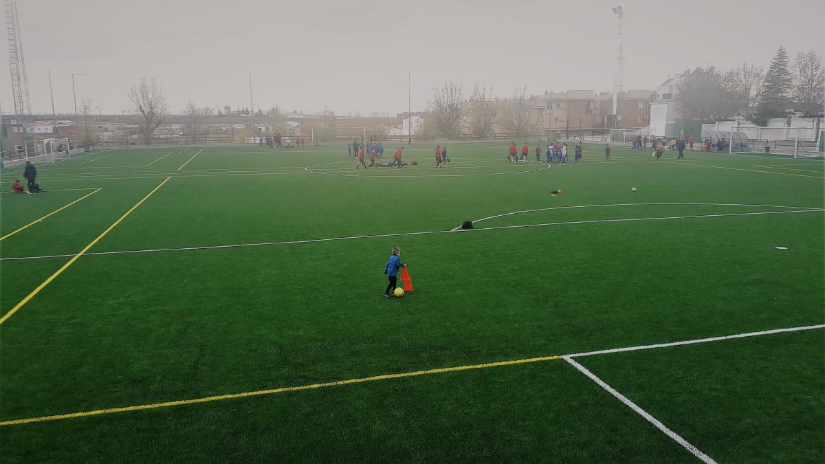 El equipo de gobierno y el PP visitan el campo de césped artificial del polideportivo