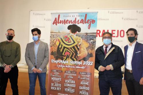 El alcalde y Tauroemoción presentan los tres carteles de la temporada taurina del 2022