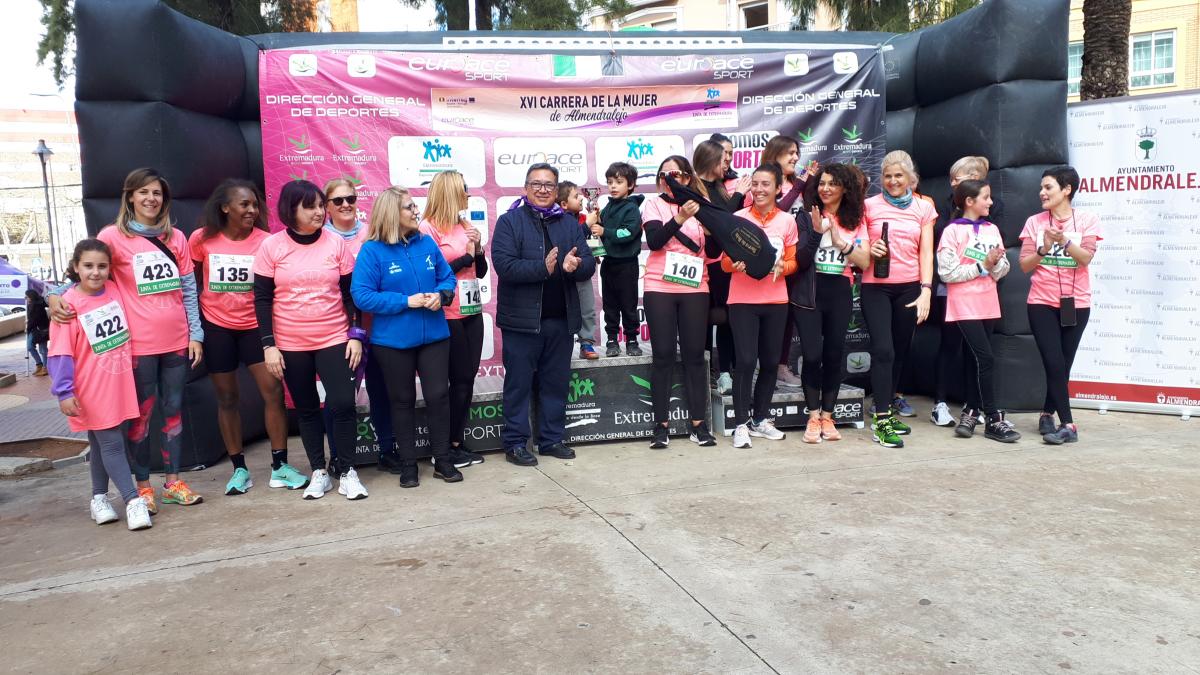 Cientos de mujeres participan en la Carrera de la Mujer