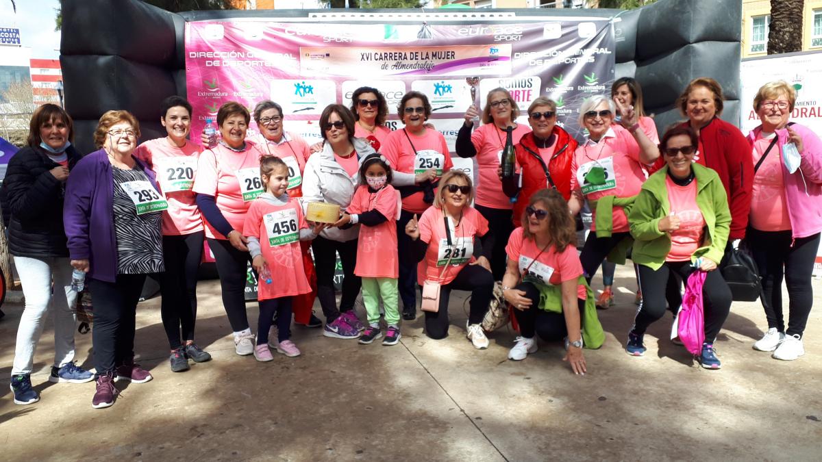 Cientos de mujeres participan en la Carrera de la Mujer