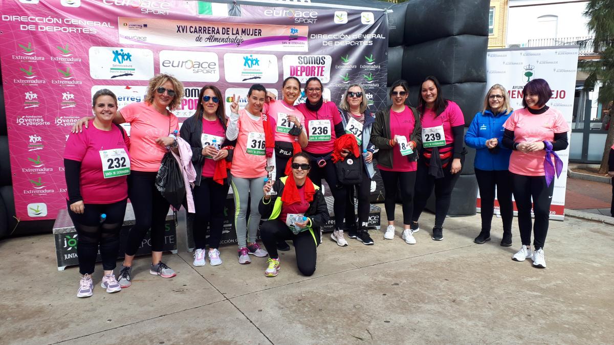 Cientos de mujeres participan en la Carrera de la Mujer