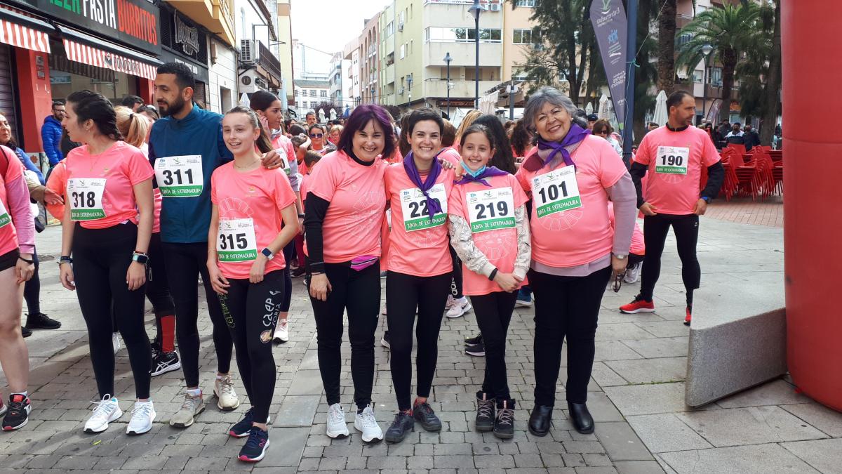 Cientos de mujeres participan en la Carrera de la Mujer