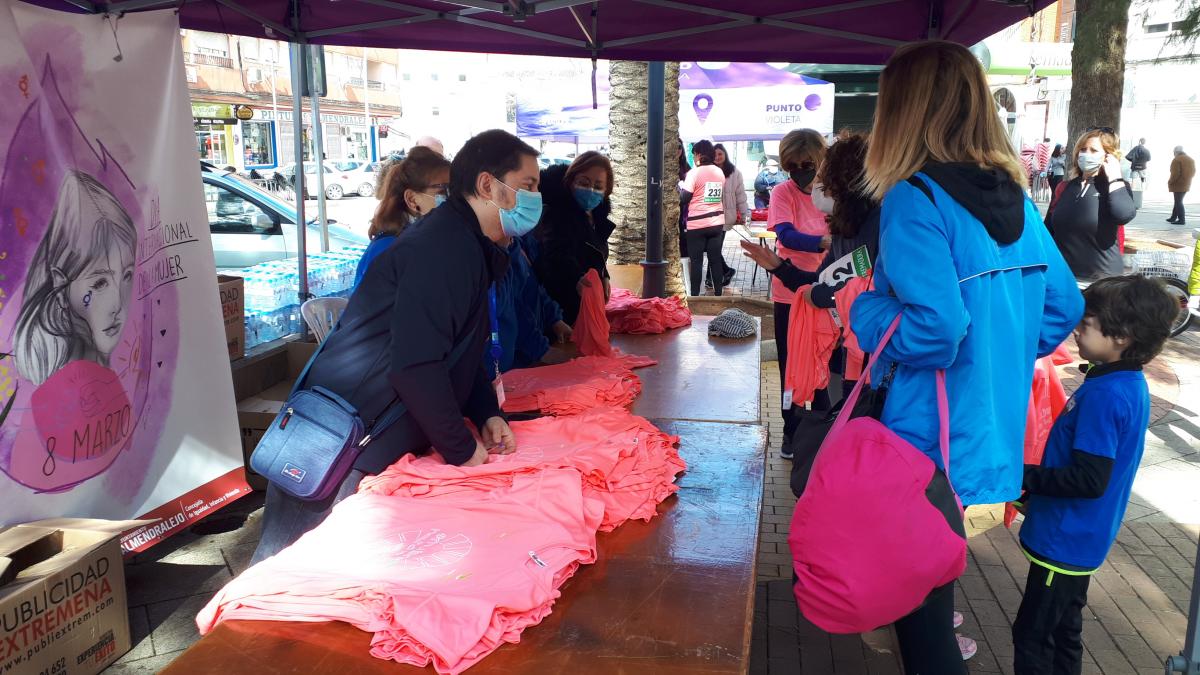 Cientos de mujeres participan en la Carrera de la Mujer