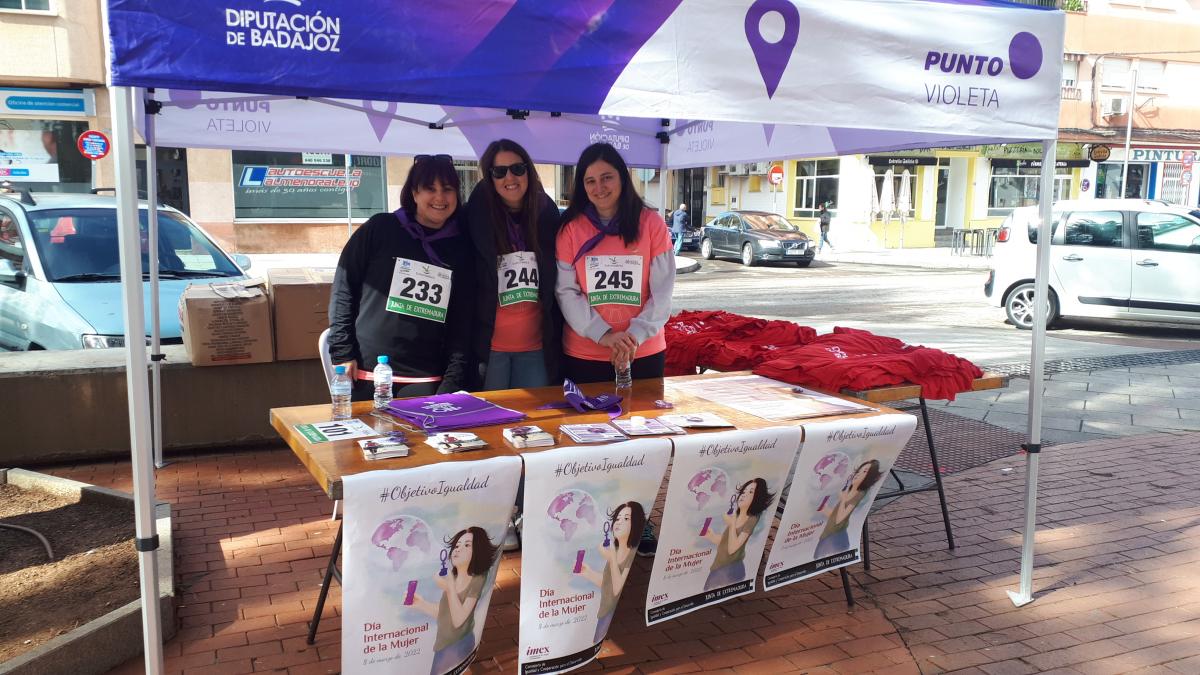 Cientos de mujeres participan en la Carrera de la Mujer