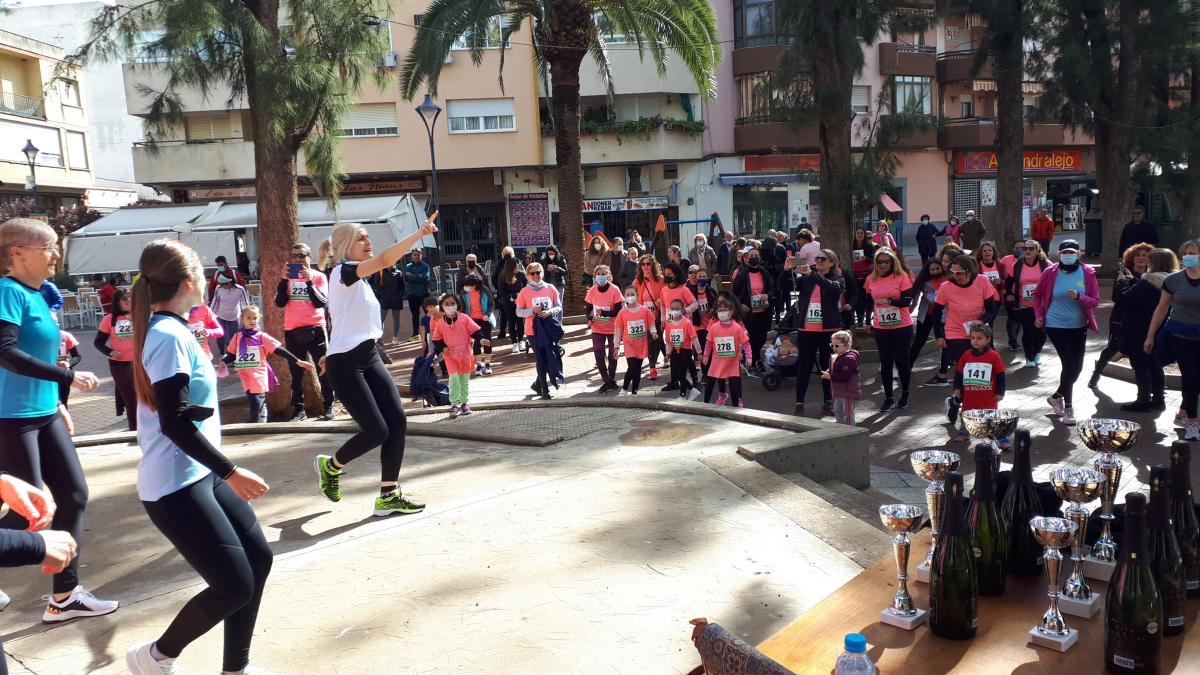 Cientos de mujeres participan en la Carrera de la Mujer