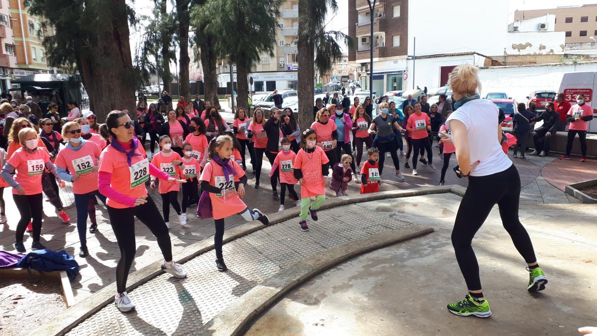 Cientos de mujeres participan en la Carrera de la Mujer