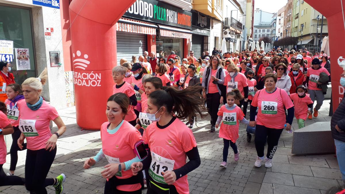 Cientos de mujeres participan en la Carrera de la Mujer