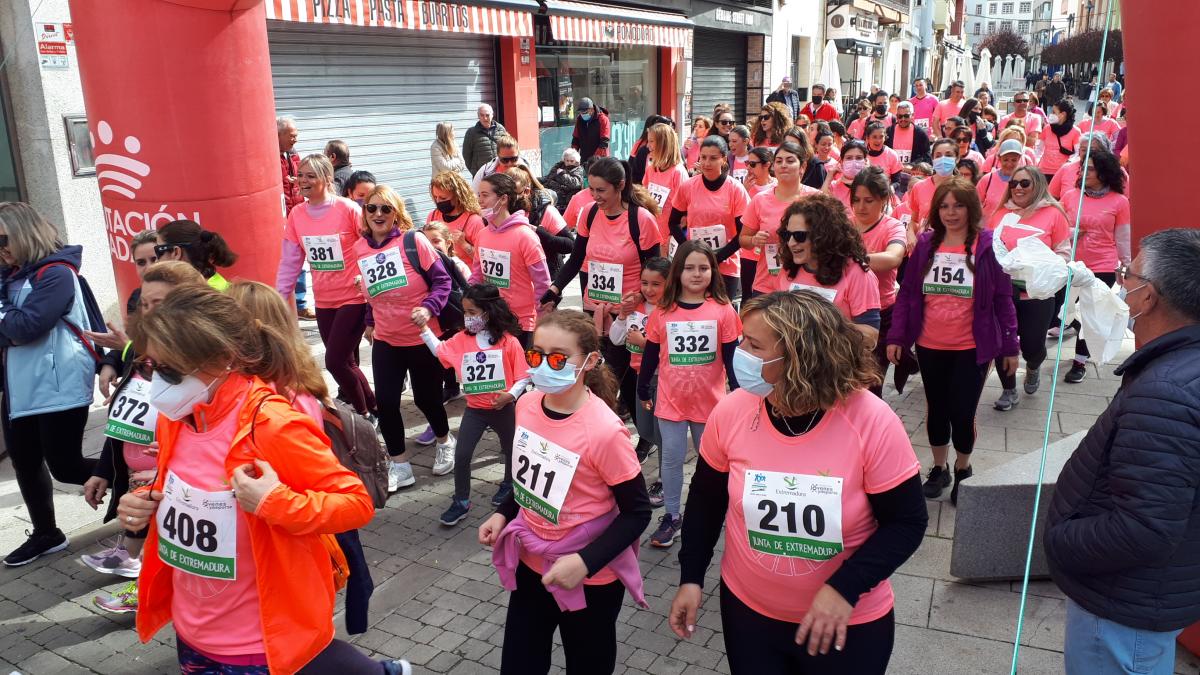 Cientos de mujeres participan en la Carrera de la Mujer