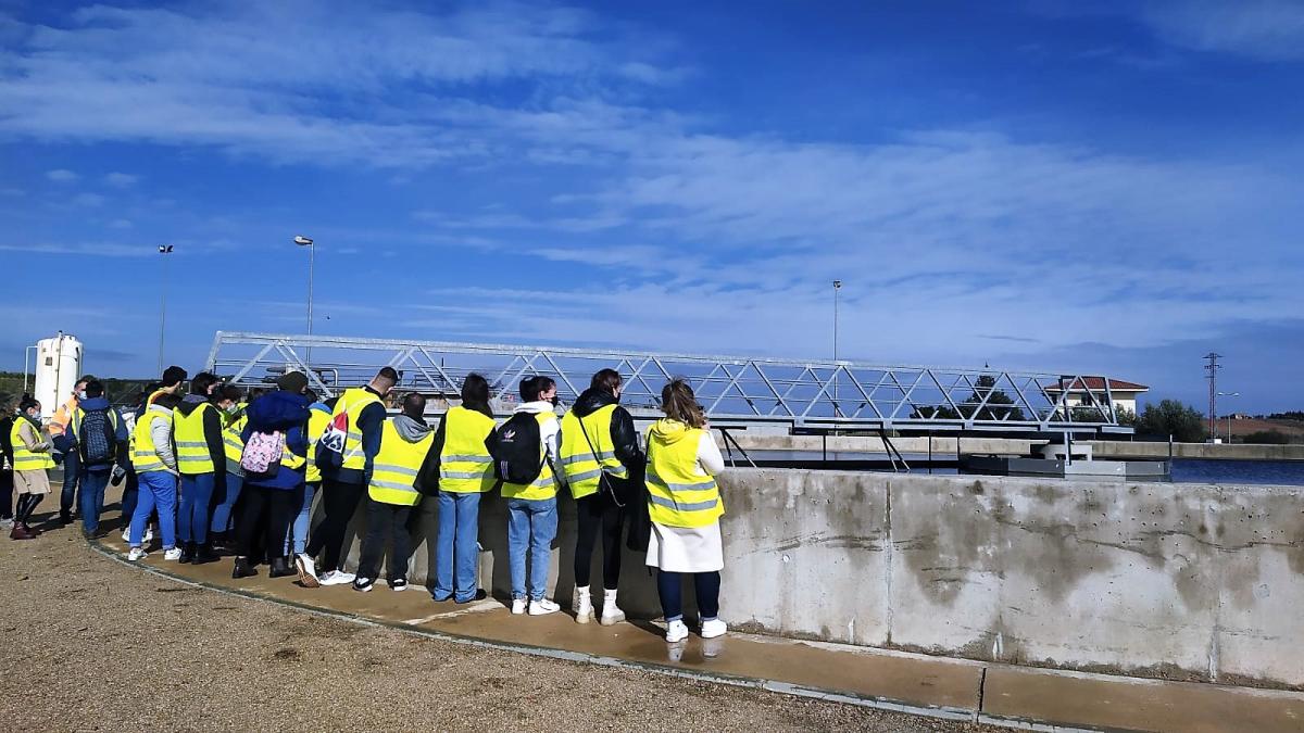 Estudiantes visitan la depuradora en el Día Mundial del Agua 