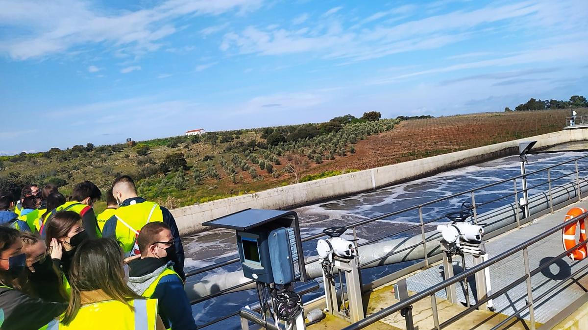 Estudiantes visitan la depuradora en el Día Mundial del Agua 