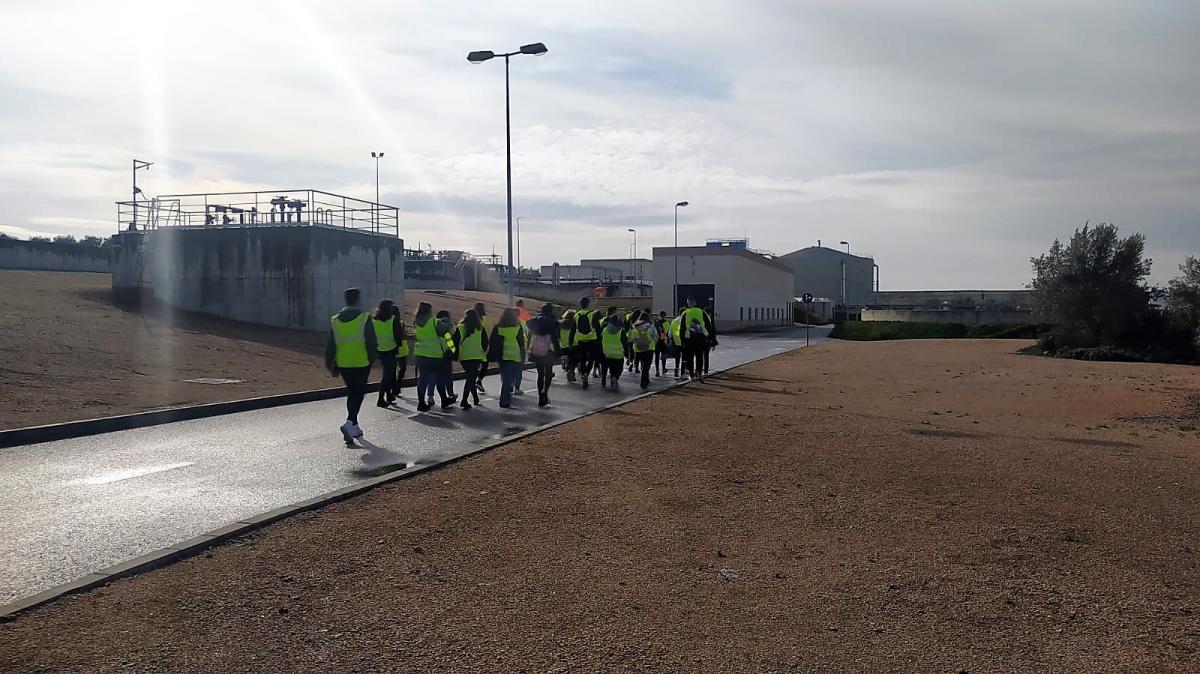 Estudiantes visitan la depuradora en el Día Mundial del Agua 