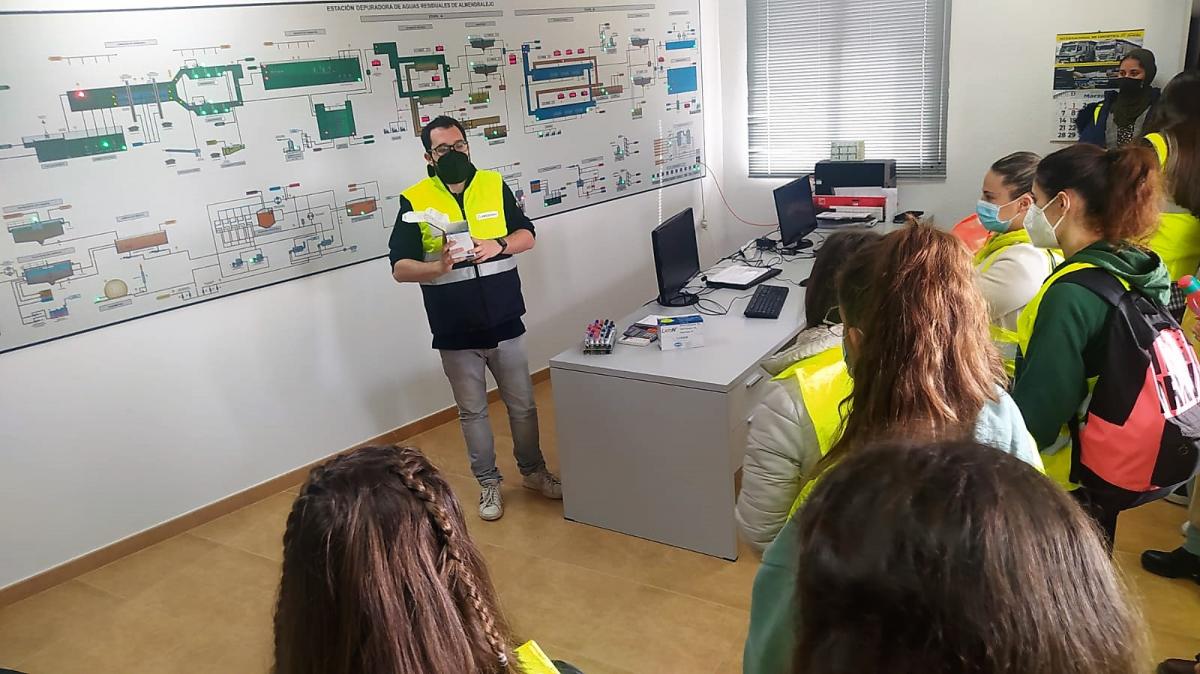 Estudiantes visitan la depuradora en el Día Mundial del Agua 