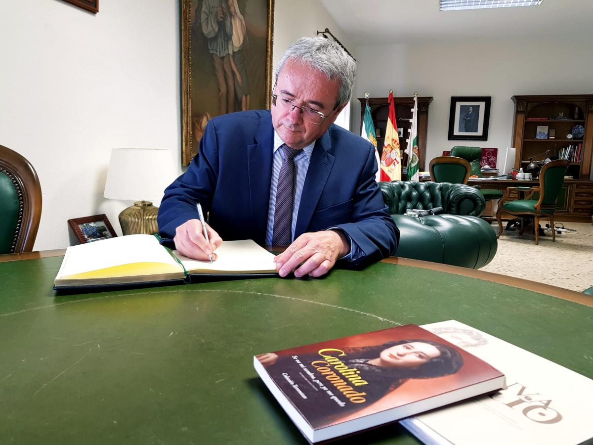 El alcalde recibe al embajador de Eslovenia en España