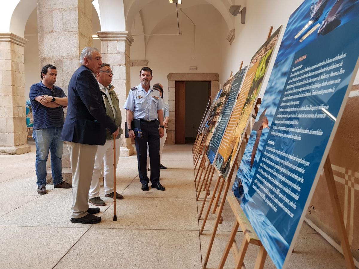 El patio del centro Cultural San Antonio acoge una exposición de Espacios Naturales del Ministerio de Defensa