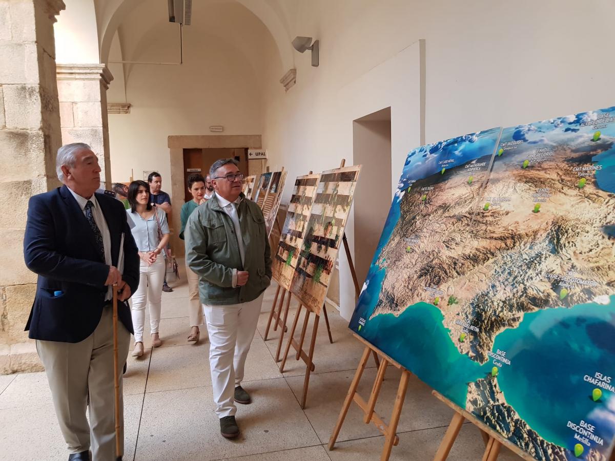 El patio del centro Cultural San Antonio acoge una exposición de Espacios Naturales del Ministerio de Defensa