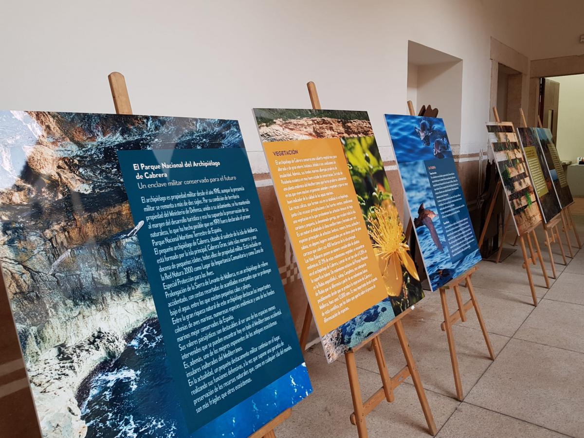 El patio del centro Cultural San Antonio acoge una exposición de Espacios Naturales del Ministerio de Defensa