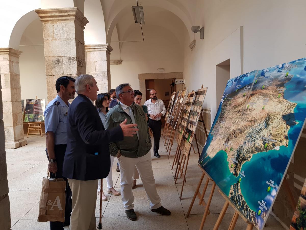 El patio del centro Cultural San Antonio acoge una exposición de Espacios Naturales del Ministerio de Defensa