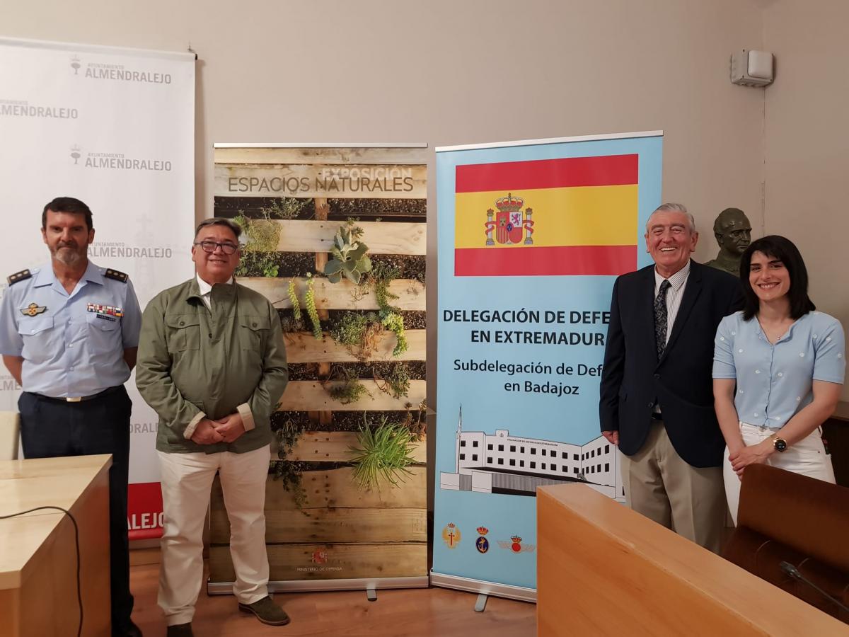 El patio del centro Cultural San Antonio acoge una exposición de Espacios Naturales del Ministerio de Defensa