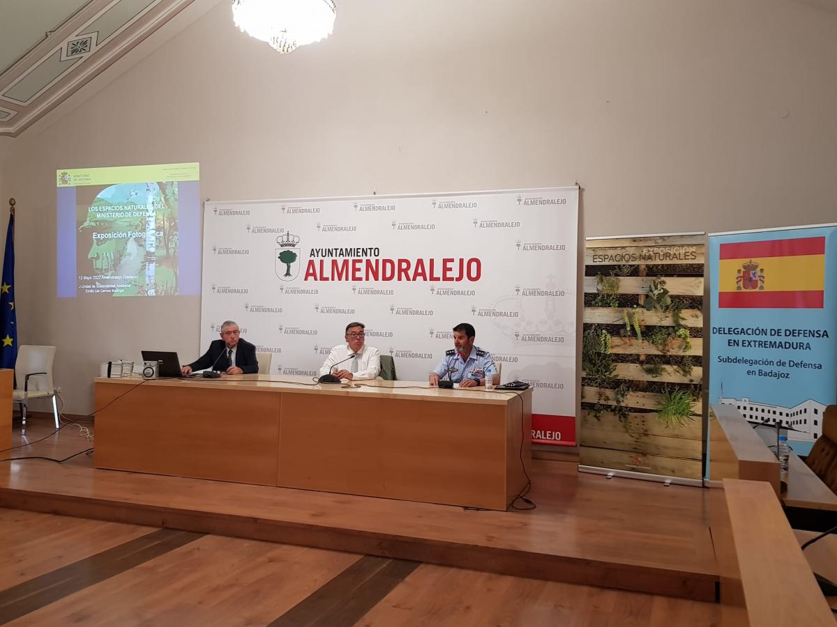 El patio del centro Cultural San Antonio acoge una exposición de Espacios Naturales del Ministerio de Defensa