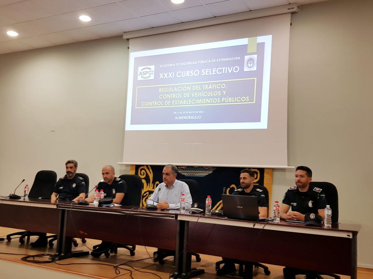 Juan Arias inaugura un curso práctico de la Academia de Seguridad Pública con 33 policías