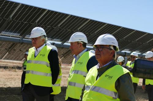 El alcalde asiste a la inauguración de la planta fotovoltaica El Doblón
