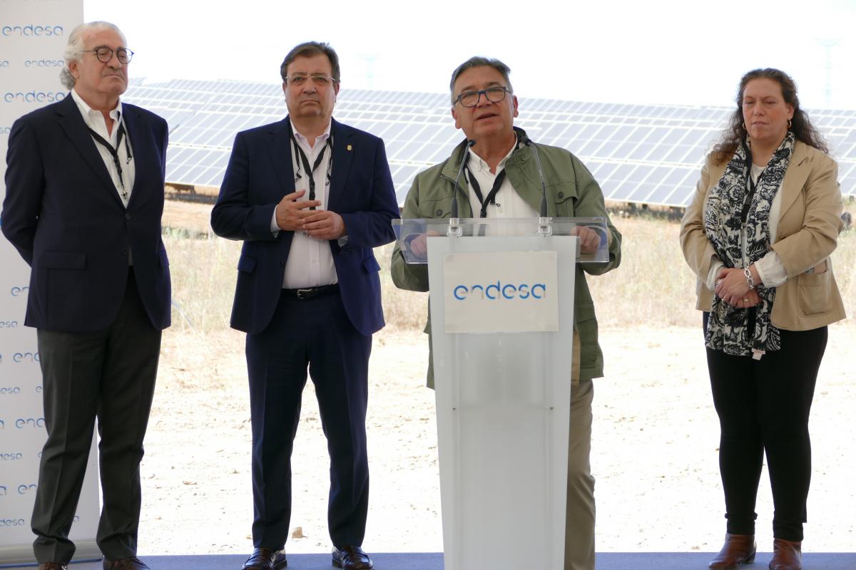 El alcalde asiste a la inauguración de la planta fotovoltaica 