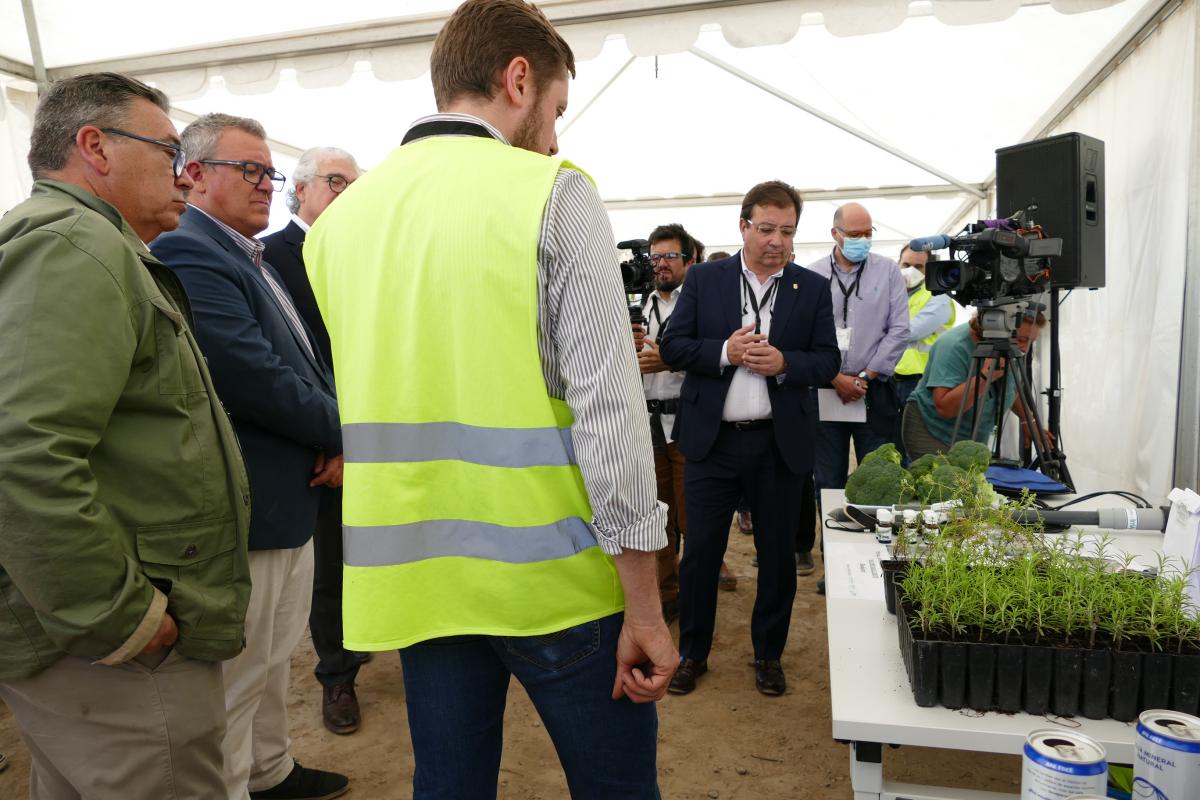 El alcalde asiste a la inauguración de la planta fotovoltaica 