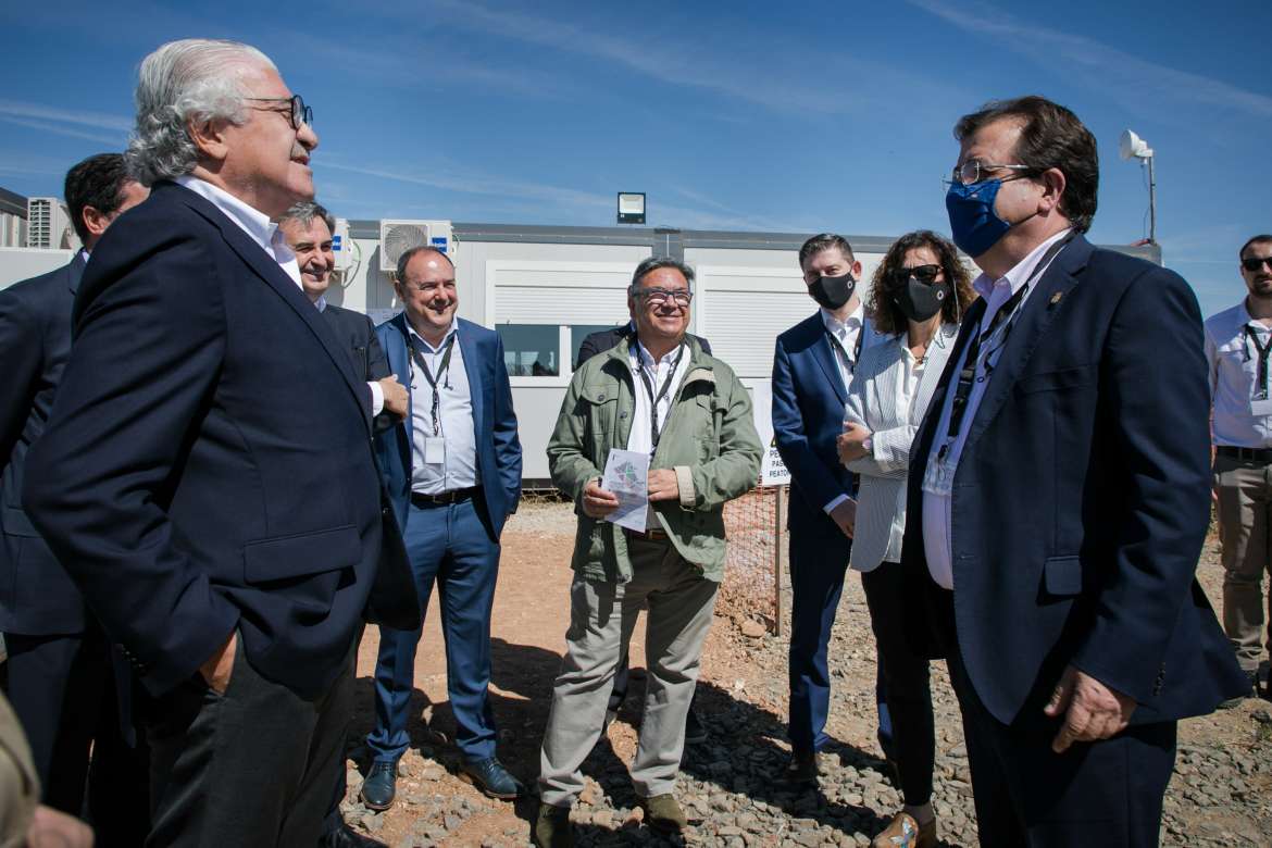 El alcalde asiste a la inauguración de la planta fotovoltaica 