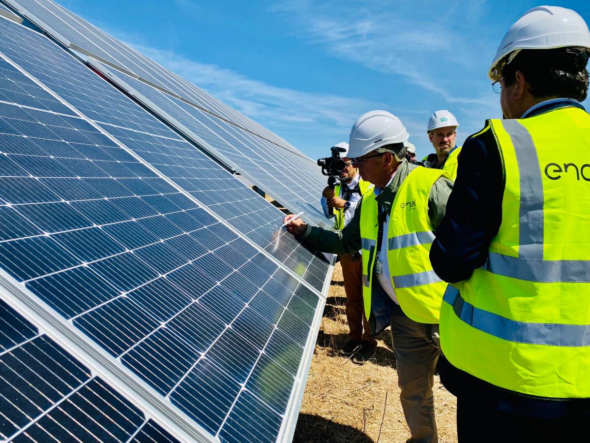 El alcalde asiste a la inauguración de la planta fotovoltaica 