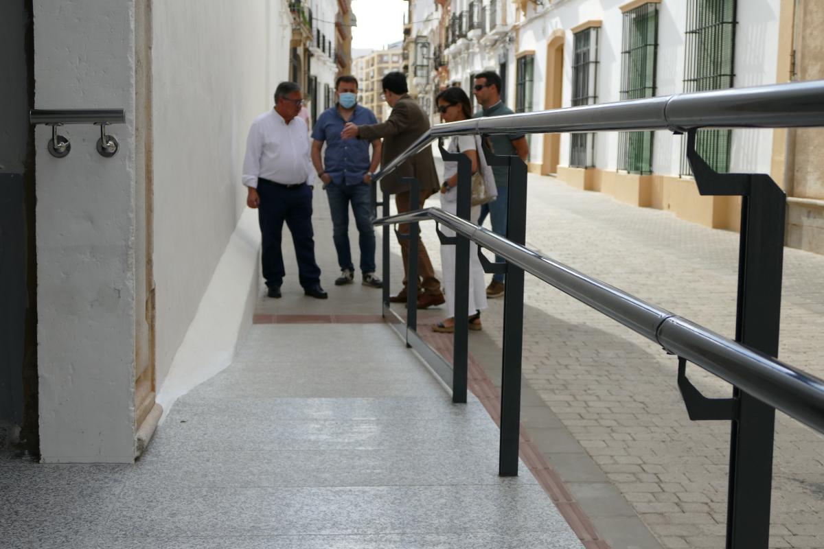 El alcalde visita con APAMEX la rampa de la iglesia de Santa Clara