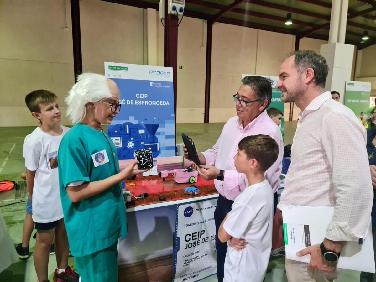 El alcalde conoce los proyectos RetoTech de 18 centros educativos de la región en el Palacio del Vino