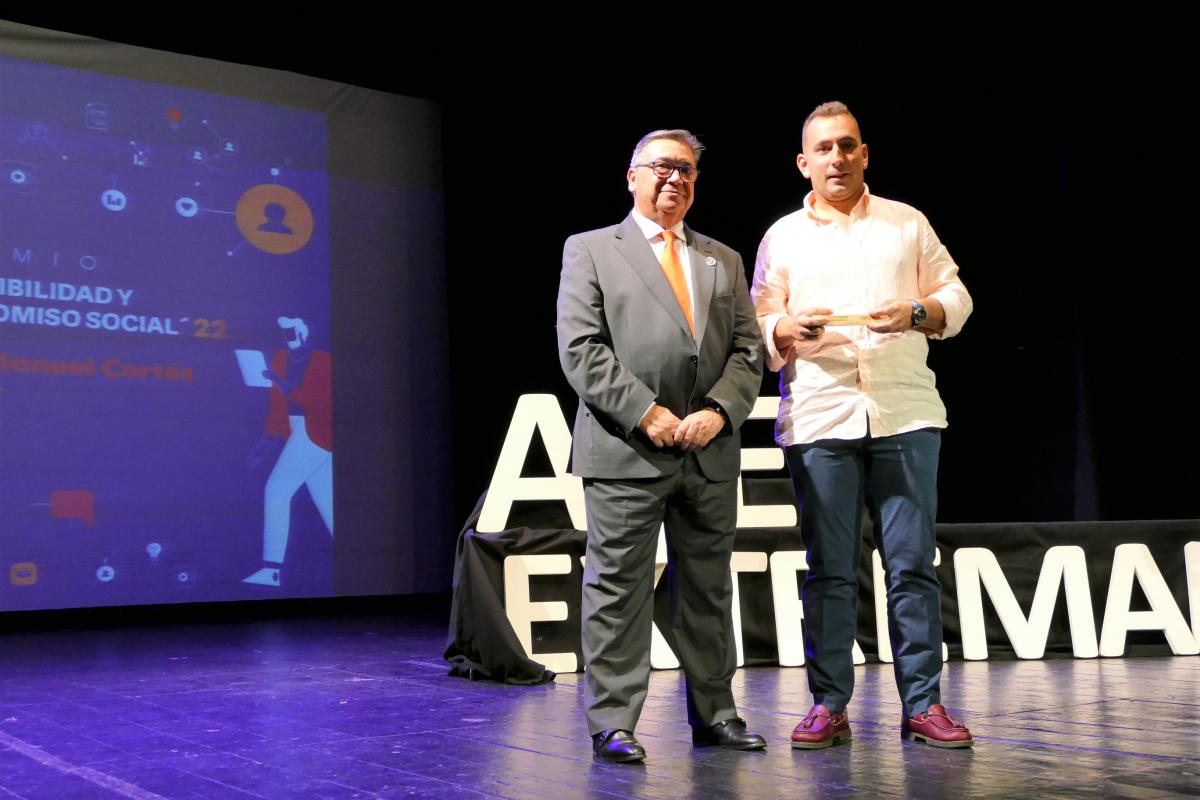 El Ayuntamiento recibe una mención especial de los Jóvenes Empresarios de Extremadura