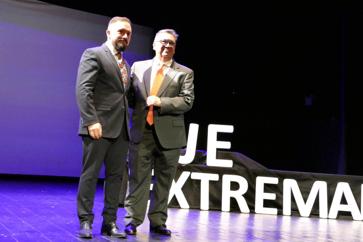 El Ayuntamiento recibe una mención especial de los Jóvenes Empresarios de Extremadura