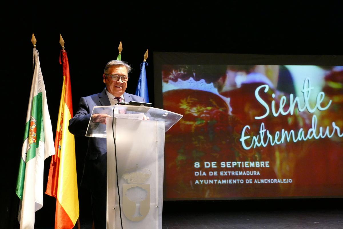 El Ayuntamiento celebra el Día de Extremadura con reconocimientos en el Teatro Carolina Coronado