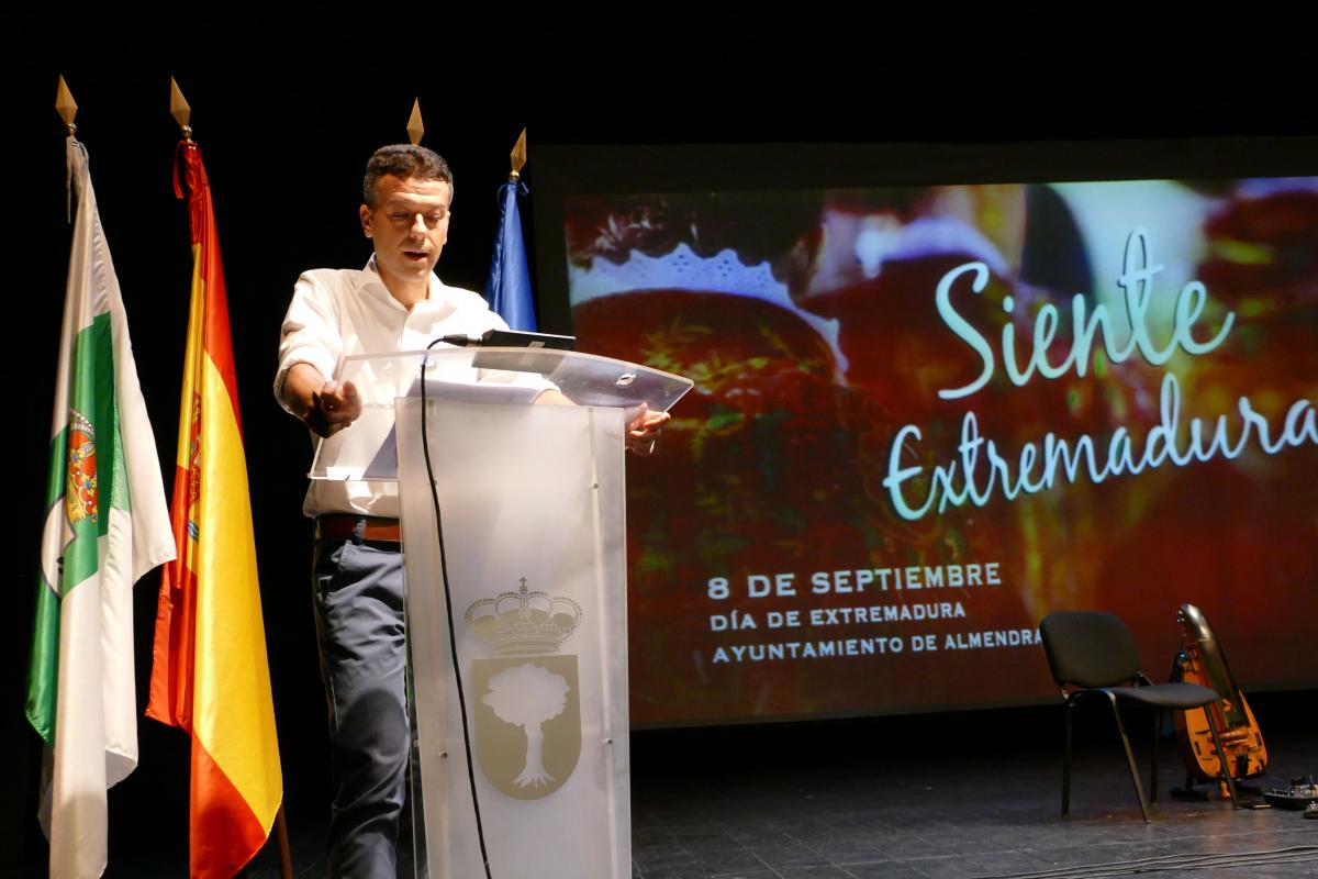 El Ayuntamiento celebra el Día de Extremadura con reconocimientos en el Teatro Carolina Coronado