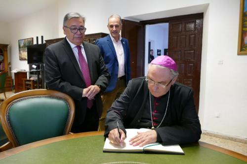 El alcalde recibe al arzobispo de Mérida Badajoz en una visita institucional