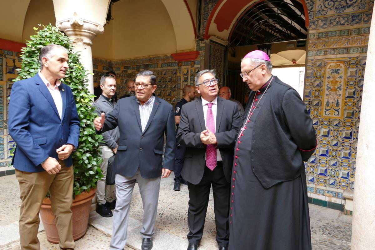 El alcalde recibe al arzobispo de Mérida Badajoz en una visita institucional