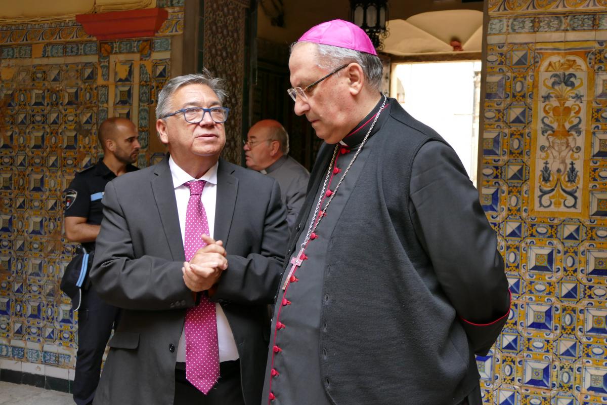 El alcalde recibe al arzobispo de Mérida Badajoz en una visita institucional