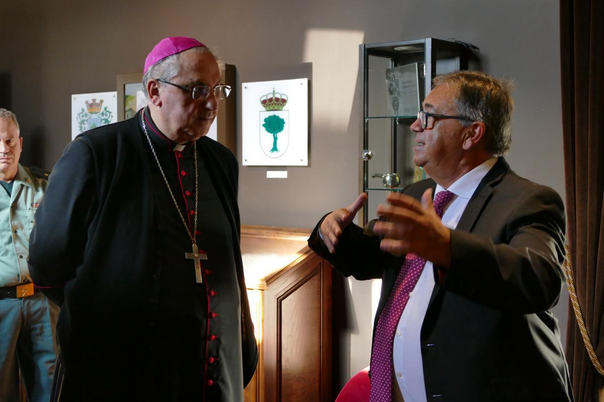 El alcalde recibe al arzobispo de Mérida Badajoz en una visita institucional