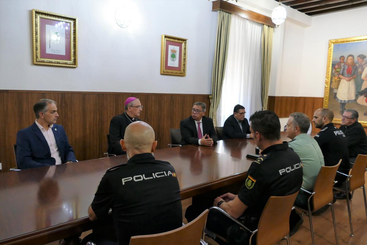 El alcalde recibe al arzobispo de Mérida Badajoz en una visita institucional