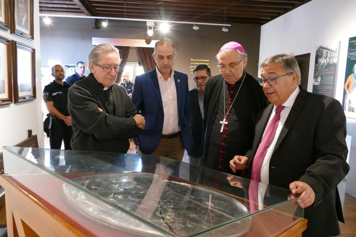 El alcalde recibe al arzobispo de Mérida Badajoz en una visita institucional