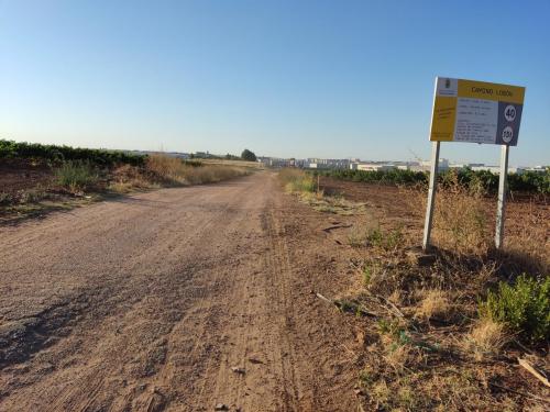 La Junta de Extremadura firma el contrato para el arreglo del Camino Lobón cuyos trabajos empezarán el próximo mes