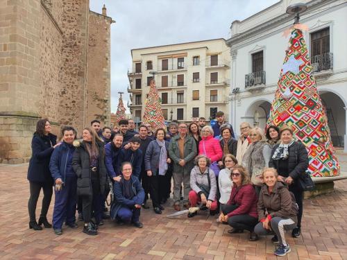 La Asociación de Amas de Casa y la Escuela Profesional Iris montan unos conos navideños de ganchillo en la Plaza de España
