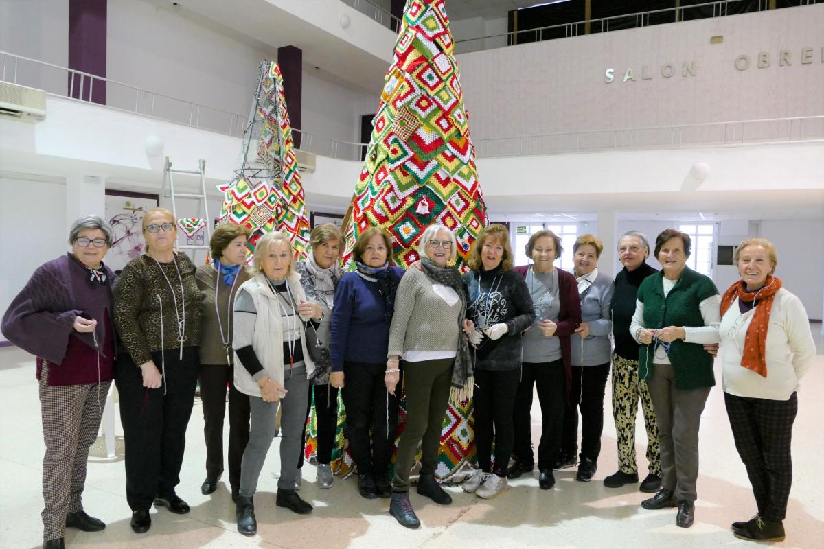La Asociación de Amas de Casa y la Escuela Profesional Iris montan unos conos navideños de ganchillo en la Plaza de España