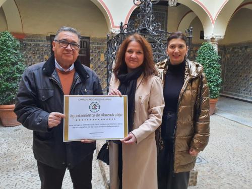 El alcalde colabora con el taller solidario de Villafranca y el Ayuntamiento entrega 1.000 euros al Banco de Alimentos