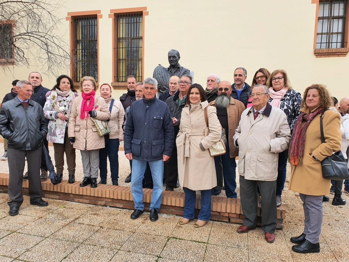 El alcalde inaugura la escultura en homenaje a Casimiro del Álamo y los meloneros de Tierra de Barros