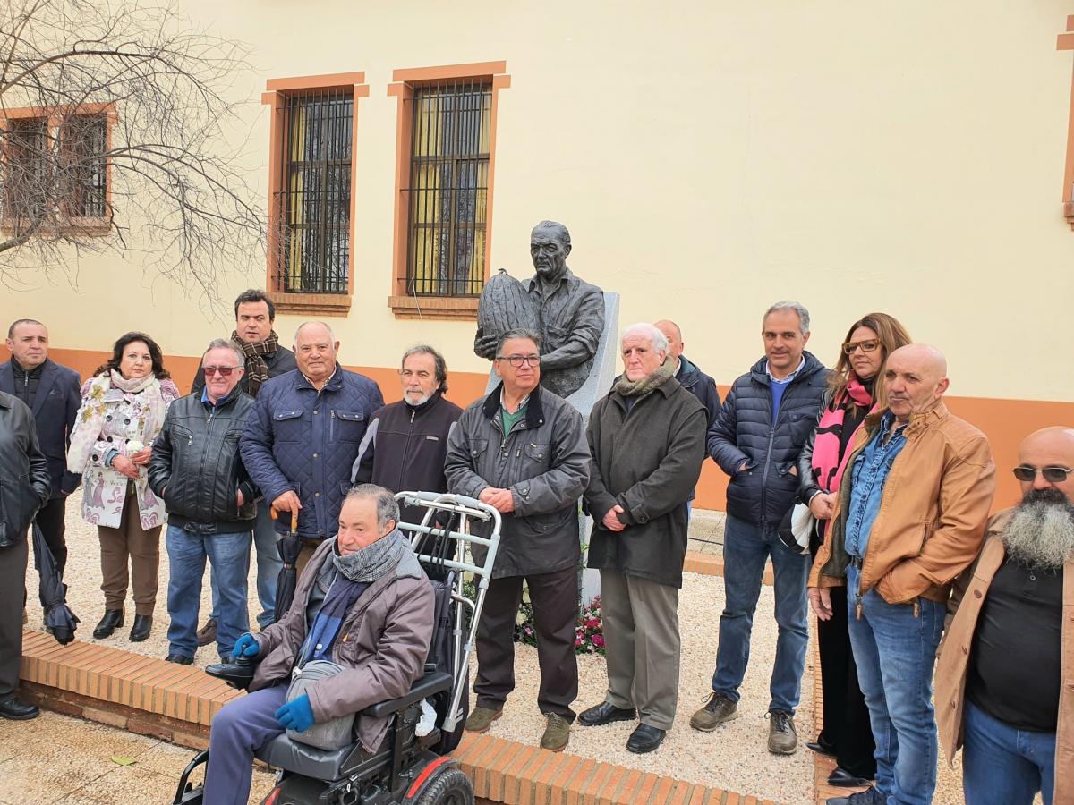 El alcalde inaugura la escultura en homenaje a Casimiro del Álamo y los meloneros de Tierra de Barros