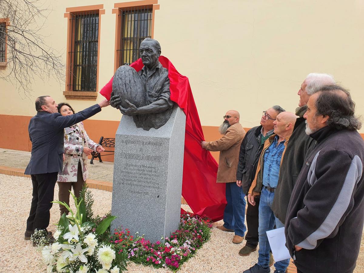 El alcalde inaugura la escultura en homenaje a Casimiro del Álamo y los meloneros de Tierra de Barros